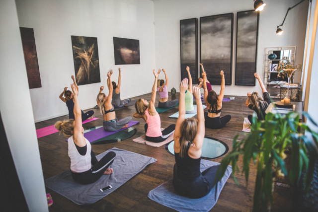 Office yoga v prostoru The Senses